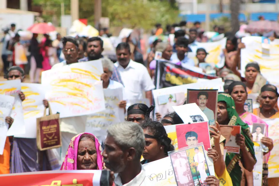 முல்லைத்தீவு போராட்டம் — காணாமல் போன உறவினர்களின் புகைப்படங்களை ஏந்திய குடும்பங்கள்.